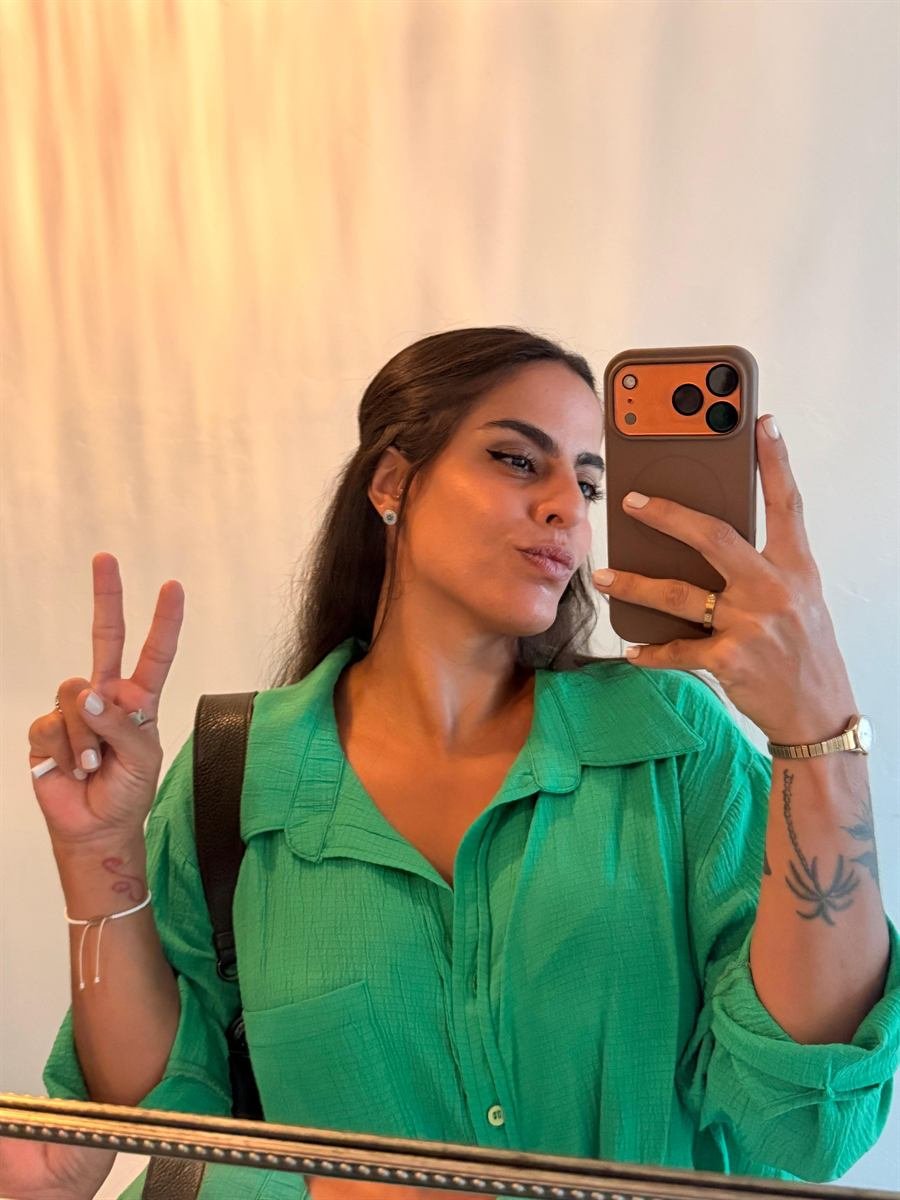 Fernanda Valladares con camisa verde